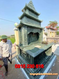 Mộ đá xanh rêu ở Ninh Bình